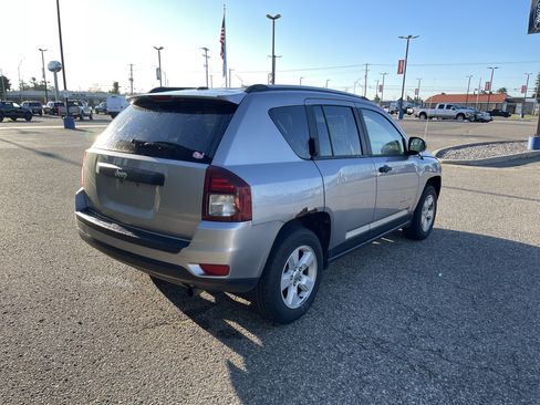 Used 2016 Jeep Compass Sport FWD image 4