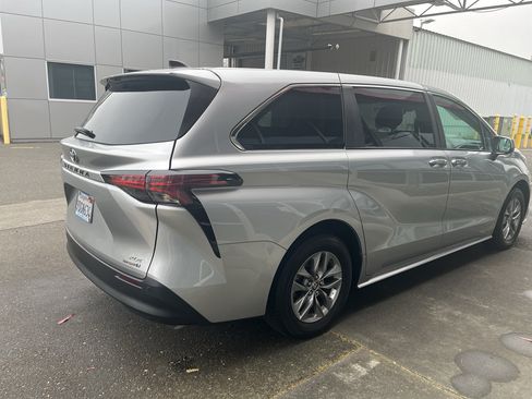 Used 2022 Toyota Sienna XLE AWD/4WD image 16