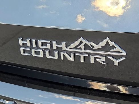 Used 2025 Chevrolet Traverse High Country FWD image 11