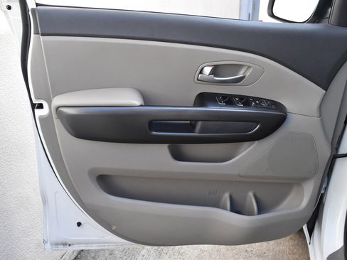 Used 2018 Kia Sedona L image 25