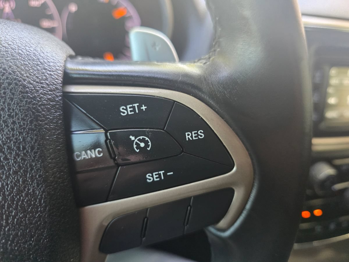 Used 2017 Jeep Grand Cherokee Laredo RWD image 36