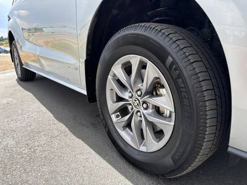 Used 2021 Toyota Sienna XLE w/ XLE Plus Package AWD/4WD image 8