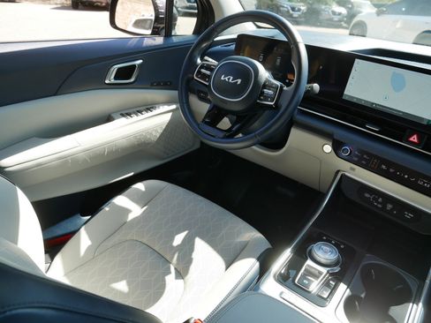 Certified 2025 Kia Carnival EX FWD image 9