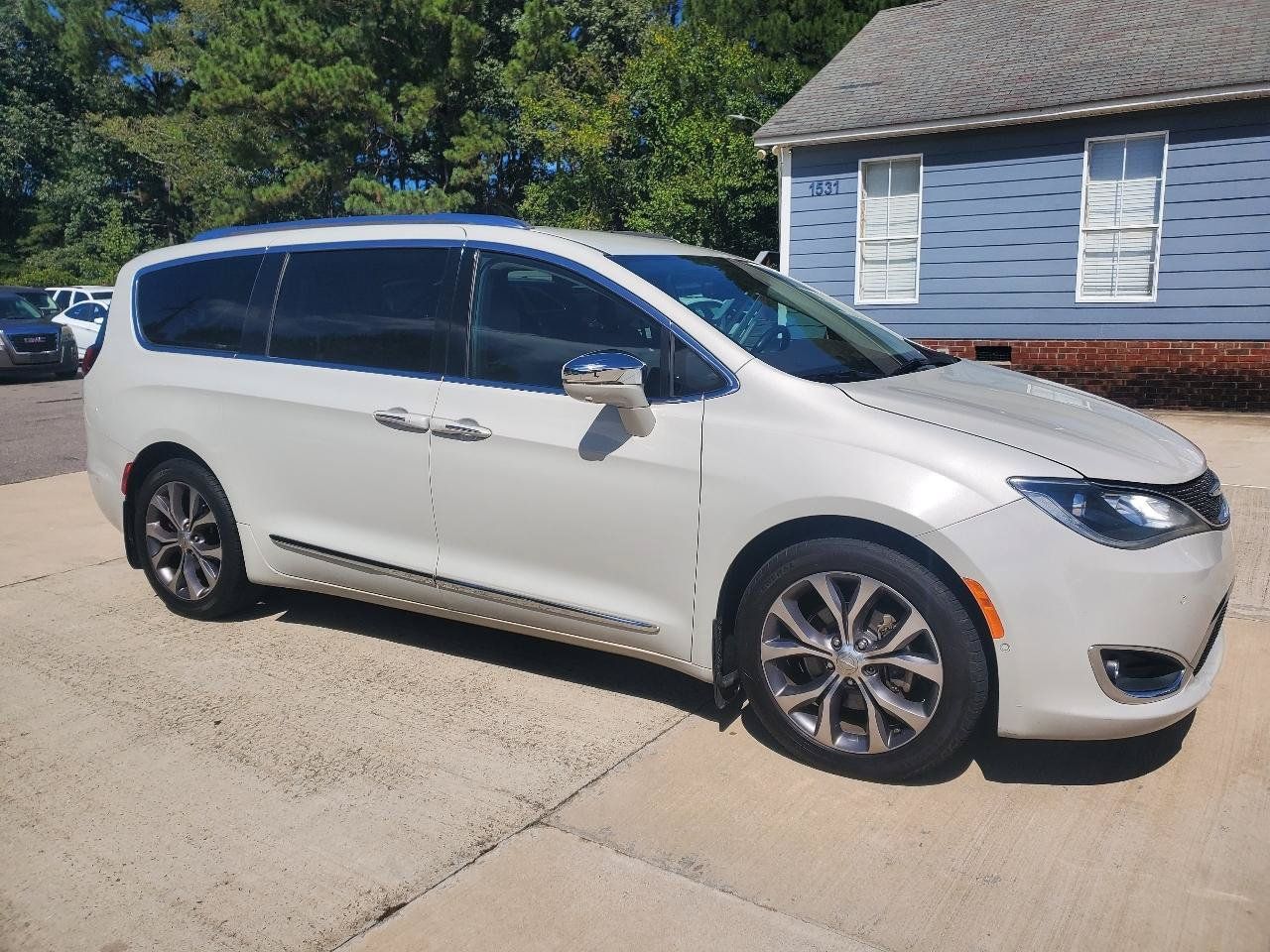 Used 2017 Chrysler Pacifica Limited FWD image 3