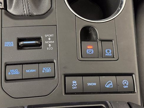 Used 2021 Toyota Highlander XLE AWD/4WD image 25