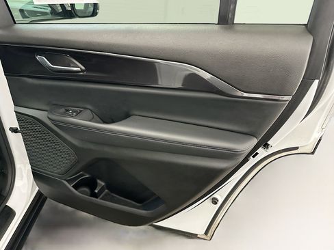 Used 2023 Jeep Grand Cherokee L Laredo image 32