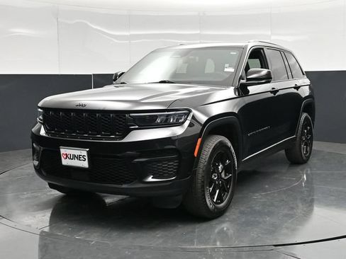 Used 2025 Jeep Grand Cherokee Altitude AWD/4WD image 7