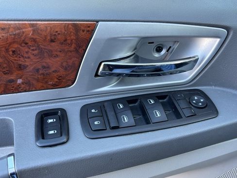 Used 2009 Chrysler Town & Country Touring image 7