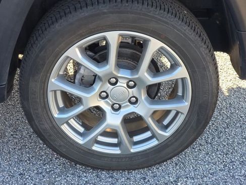 Used 2022 Jeep Compass Latitude image 11