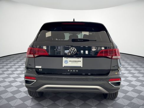 Used 2023 Volkswagen Taos SE w/ Panoramic Sunroof Package FWD image 11