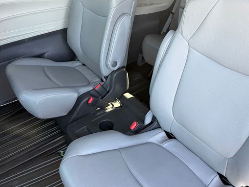 Used 2024 Toyota Sienna XLE FWD image 10