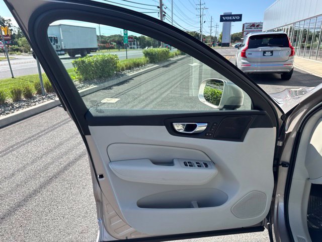 Used 2023 Volvo XC60 B5 Plus w/ Climate Package AWD/4WD image 19
