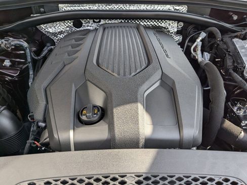 Certified 2025 Porsche Macan image 30