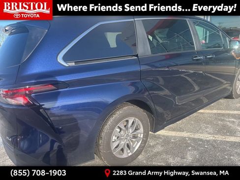 Used 2025 Toyota Sienna XLE image 11