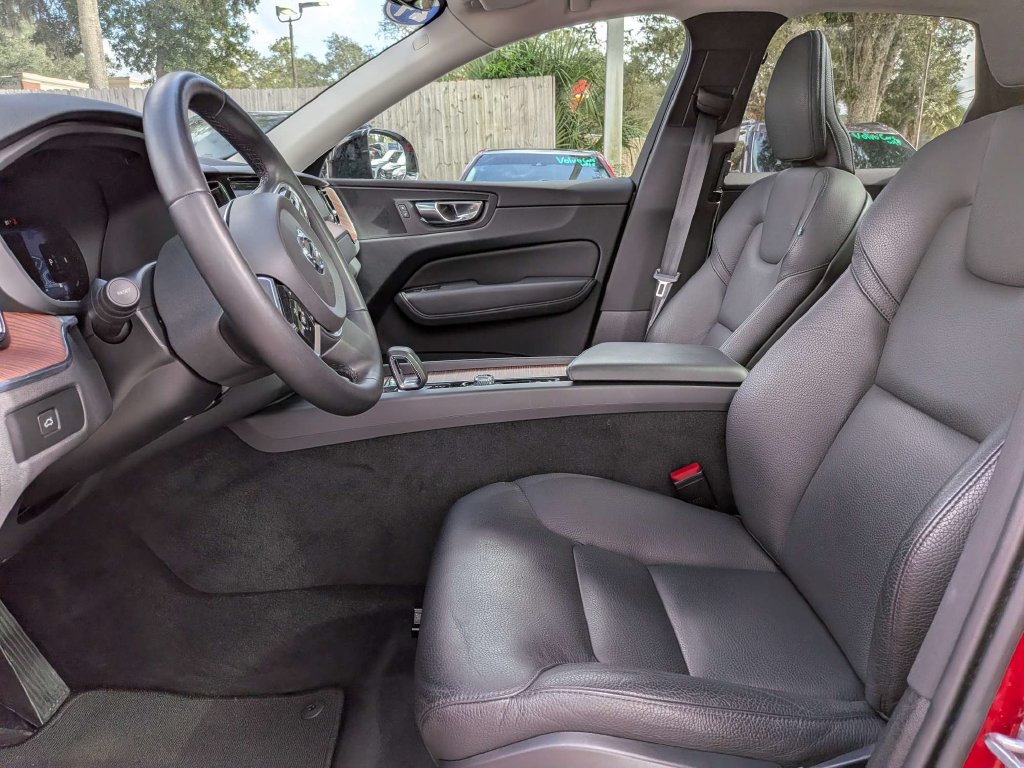 Certified 2024 Volvo XC60 B5 Plus AWD/4WD image 2