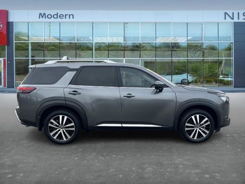 Certified 2024 Nissan Pathfinder Platinum w/ Black Appearance Package image 4