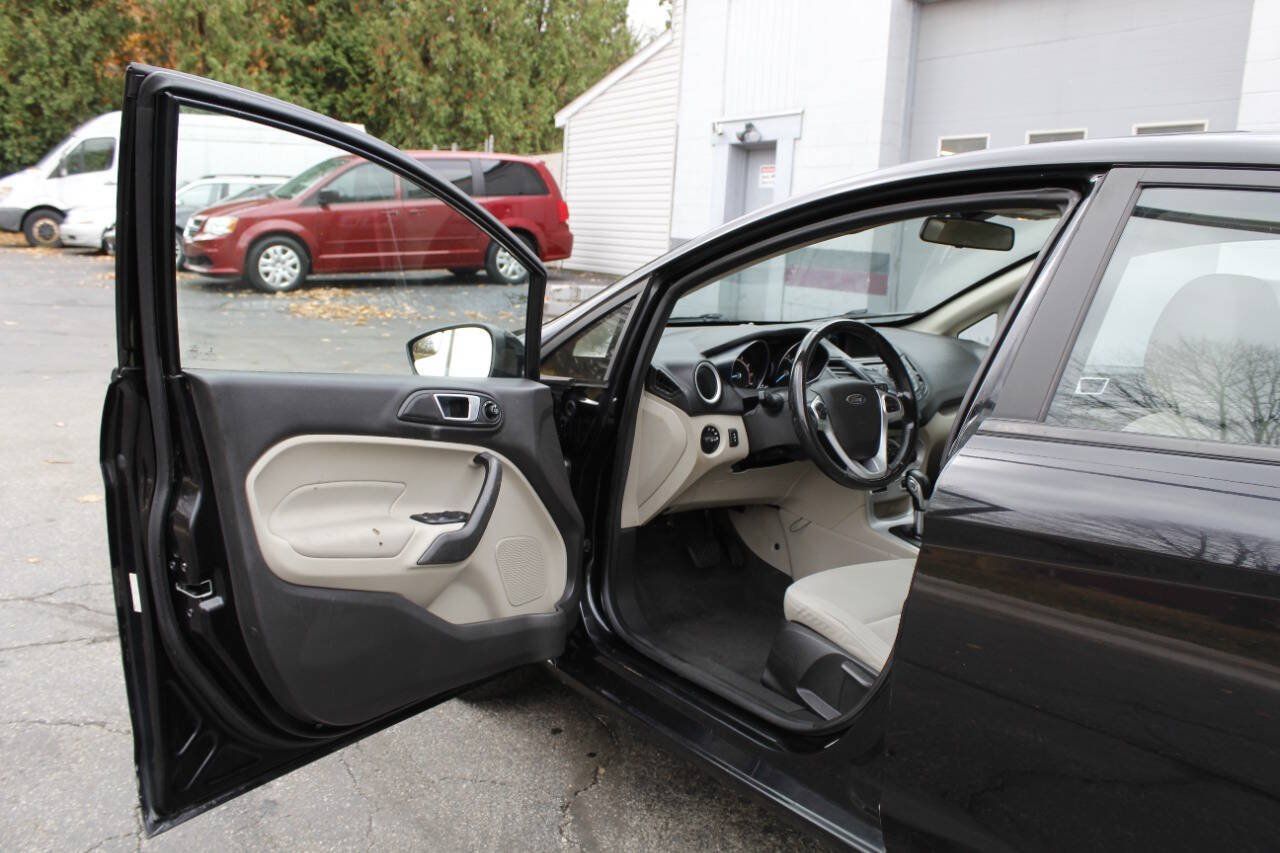 Used 2015 Ford Fiesta SE FWD image 29