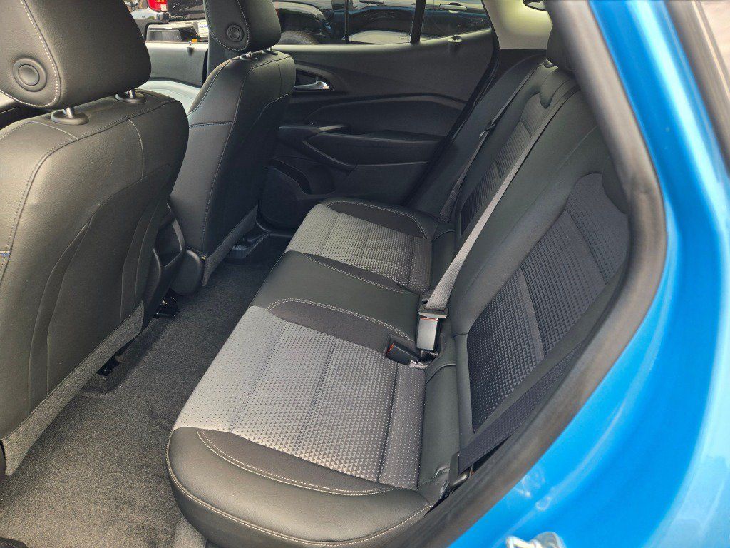 Used 2025 Chevrolet Trax LT FWD image 16