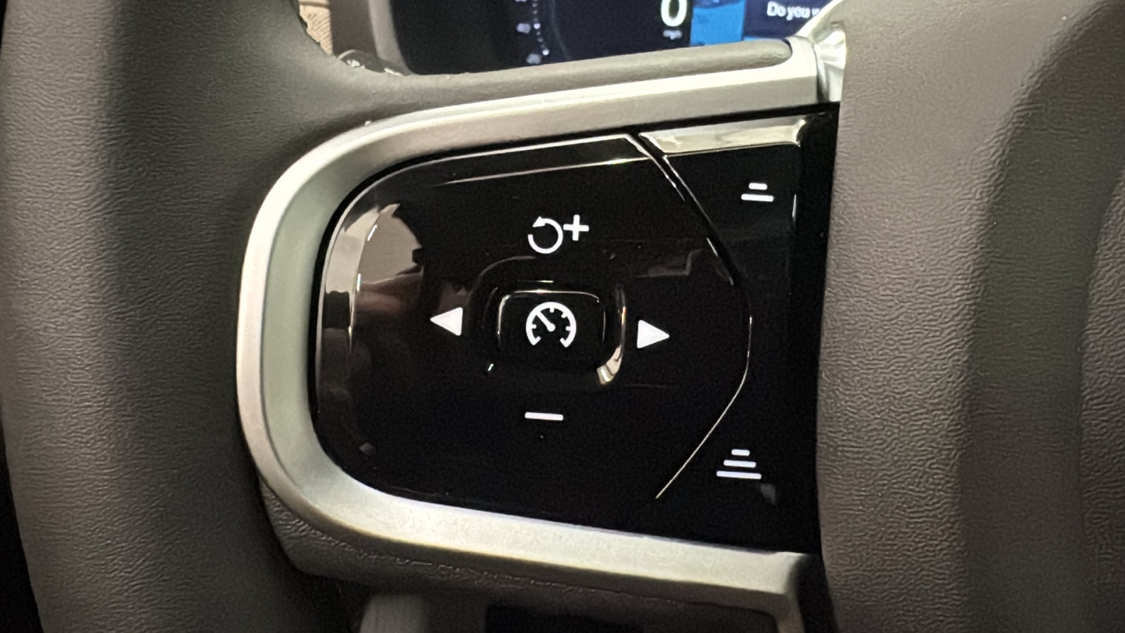 New 2026 Volvo XC90 T8 Plus w/ Protection Package Premier AWD/4WD image 13