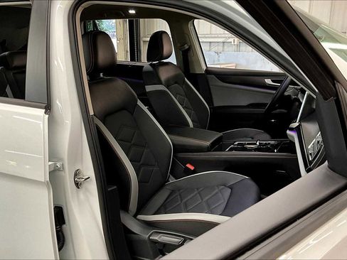 Used 2025 Volkswagen Atlas Peak Edition SE image 10