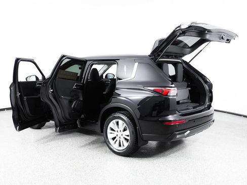 Used 2025 Mitsubishi Outlander ES FWD image 13