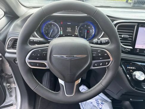 New 2026 Chrysler Pacifica Select AWD/4WD image 19