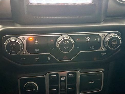 Used 2018 Jeep Wrangler Unlimited Sahara image 19