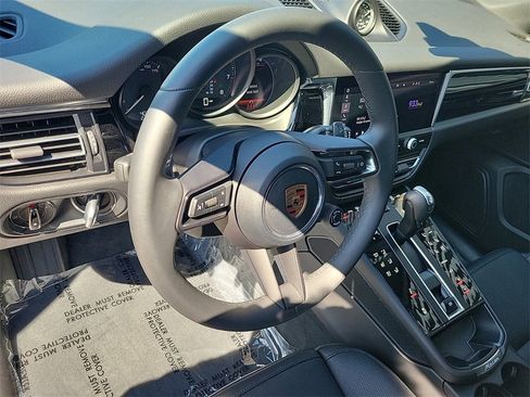 Used 2025 Porsche Macan image 4