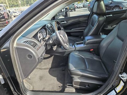 Used 2016 Chrysler 300 C RWD image 17