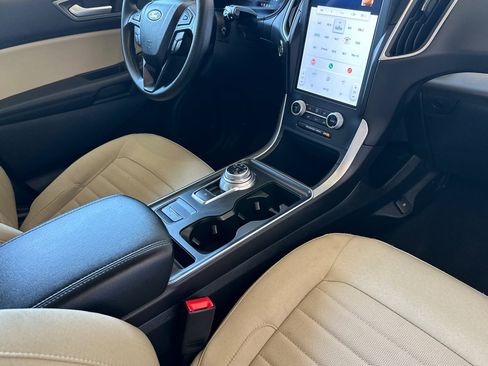 Used 2024 Ford Edge SE image 16