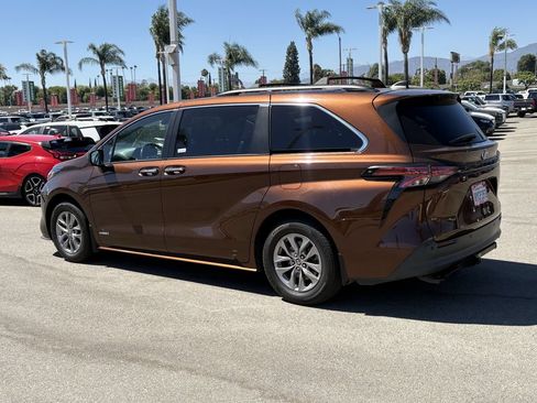 Certified 2021 Toyota Sienna XLE w/ XLE Plus Package FWD image 4