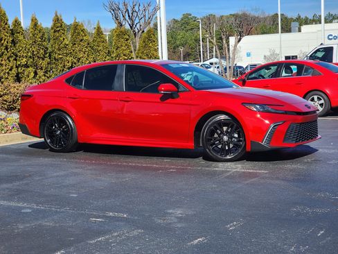 Used 2025 Toyota Camry SE image 3