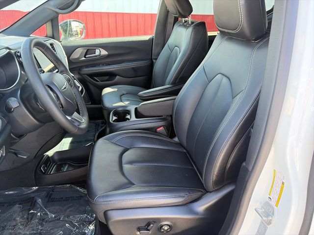 Used 2025 Chrysler Pacifica Select FWD image 39
