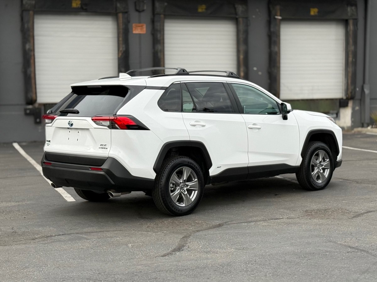 Used 2024 Toyota RAV4 XLE AWD/4WD image 3