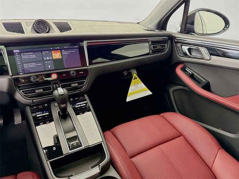 New 2026 Porsche Macan image 26