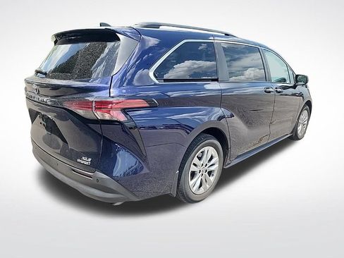 Used 2022 Toyota Sienna XLE w/ XLE Plus Package AWD/4WD image 4