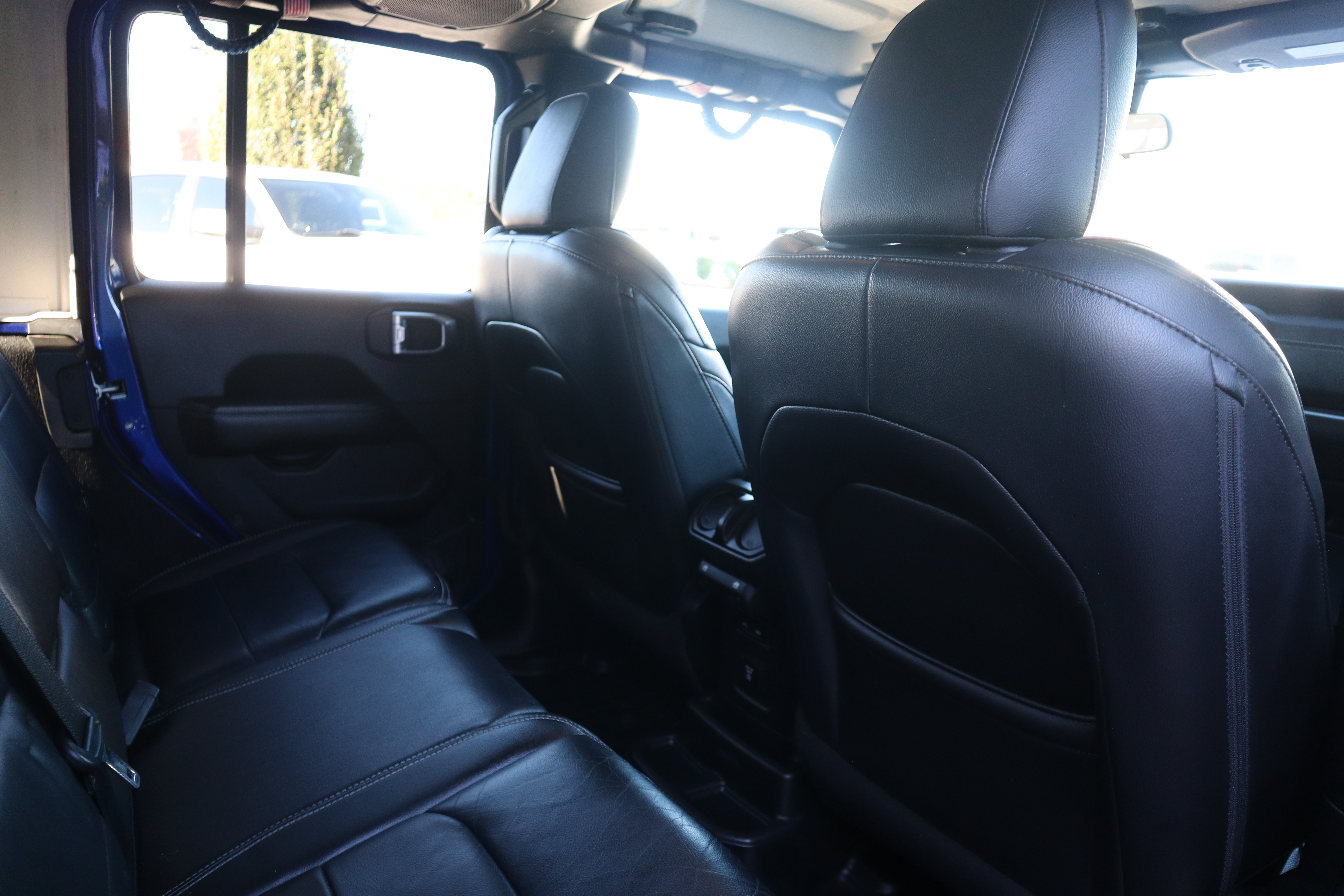 Used 2018 Jeep Wrangler Unlimited Sahara w/ Dual Top Group AWD/4WD image 26