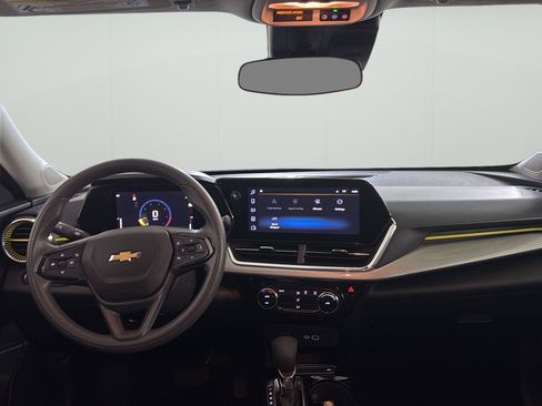 Used 2025 Chevrolet Trax LT FWD image 12