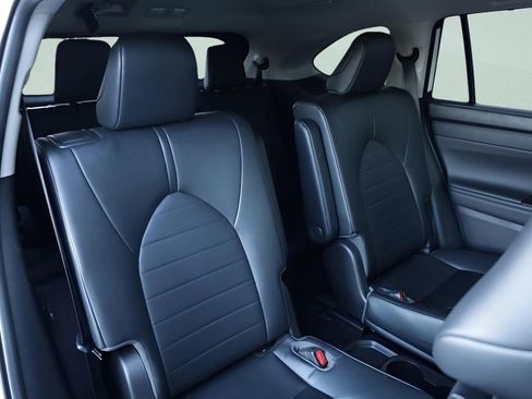 Used 2023 Toyota Highlander XLE image 17