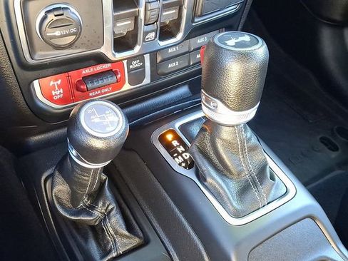 Used 2024 Jeep Wrangler Unlimited image 14