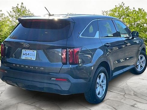 Used 2021 Kia Sorento LX image 2