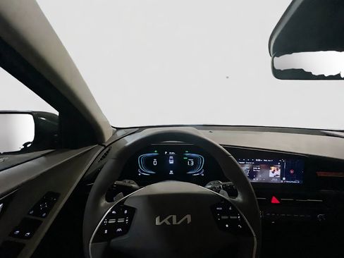 Used 2025 Kia Niro EX FWD image 7