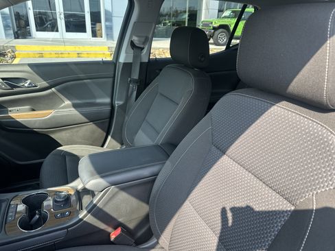 Used 2023 GMC Acadia SLE w/ Driver Convenience Package image 16