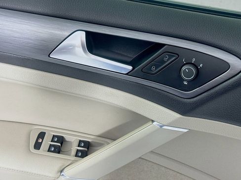 Used 2018 Volkswagen Golf SE image 22