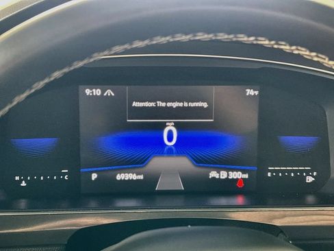 Certified 2022 Volkswagen Tiguan SE w/ Panoramic Sunroof Package AWD/4WD image 15
