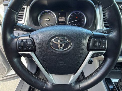 Used 2019 Toyota Highlander XLE AWD/4WD image 18