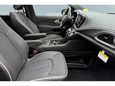 New 2026 Chrysler Pacifica Limited image 21