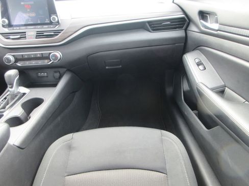 Used 2025 Nissan Altima 2.5 SV image 15