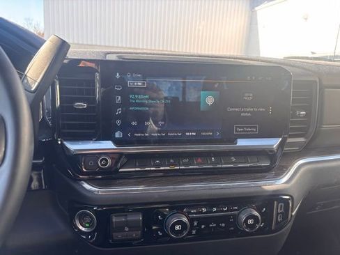 Used 2024 Chevrolet Silverado 1500 LT w/ Z71 Off-Road Package AWD/4WD image 12