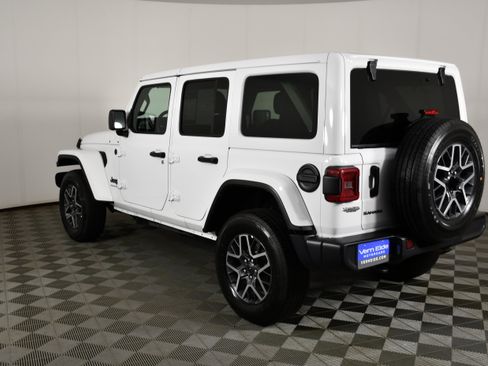 Used 2025 Jeep Wrangler Unlimited Sahara AWD/4WD image 8